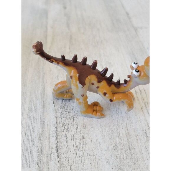 Tuojiangosaurus pike orange brown dinosaur toy figure - Picture 5 of 7
